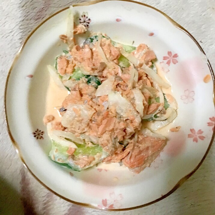 鮭缶と玉ねぎと胡瓜のマヨサラダ。